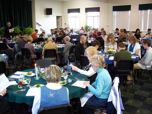 Seder crowd